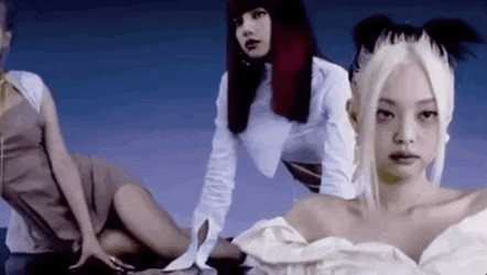 年初各大diva领头:lady gaga的《stupid love》怪诞mv席卷全球;dua