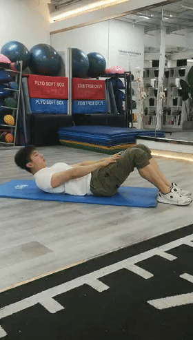 每组10-20次,3-4组 锻炼部位:腹部肌肉 大小腿微屈,双手支撑在瑜伽垫