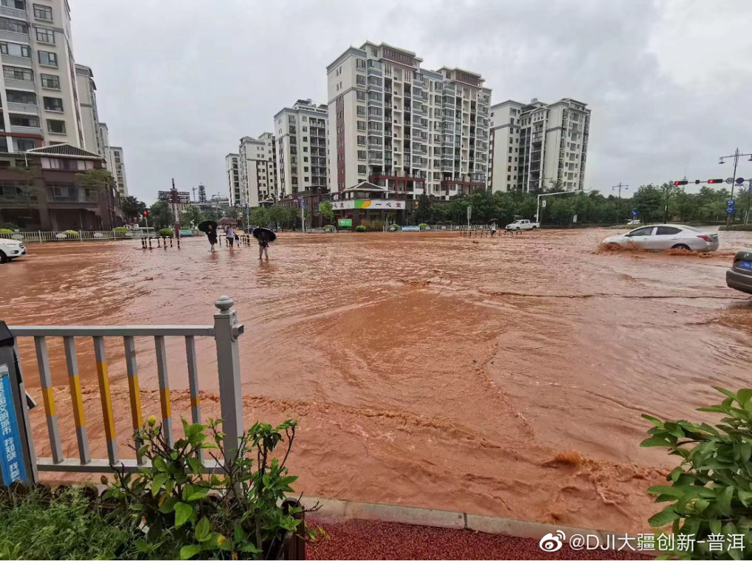 揪心连夜暴雨引发山洪泥石流普洱城区多处被淹1人死亡11人被困