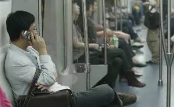 地铁上最讨厌的几种人 90%的上海人都遇过!