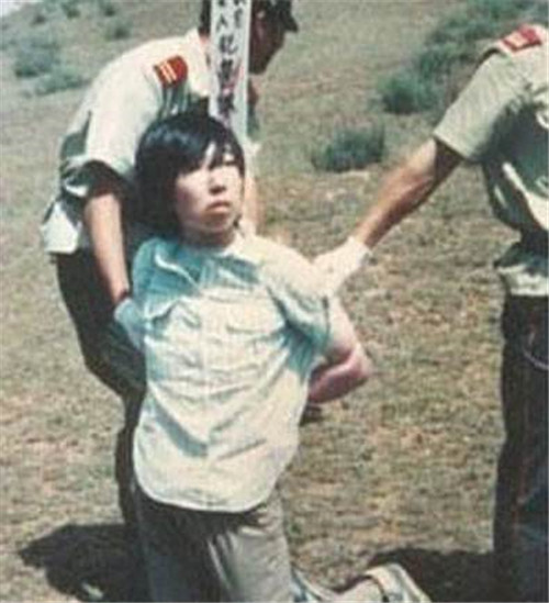 为何枪毙犯人时要十几个人一起开枪?答案可能和你想的