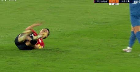 郜林被踢倒后连滚4圈,表情痛苦,恒大旧将