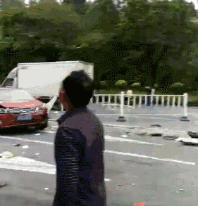 东莞车祸14辆车被撞毁画面惨烈 系水泥罐车制动失灵所致