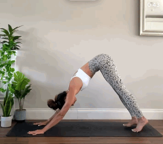 瑜伽狂野式(wild thing pose),是一个极具观赏性的体式,经常练习狂野