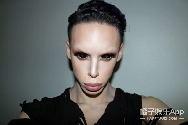 他用50000美元把自己變成無性外星人