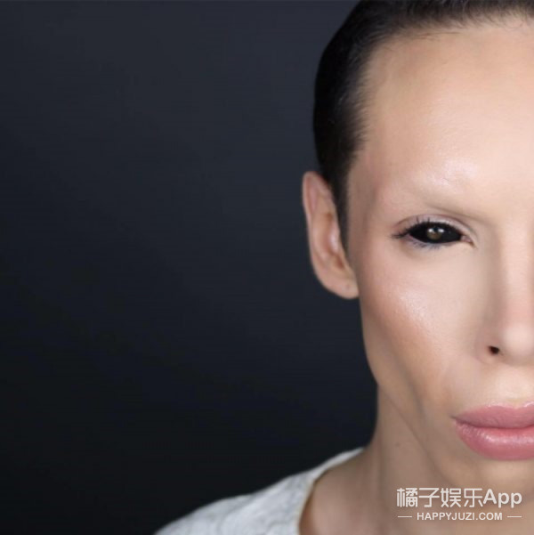 他用50000美元把自己變成無性外星人