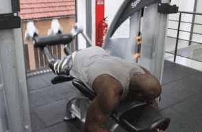 这位浑身肌肉的男人，四岁失去了双腿，却靠惊人毅力获得了冠军