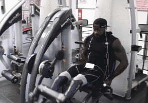 这位浑身肌肉的男人，四岁失去了双腿，却靠惊人毅力获得了冠军