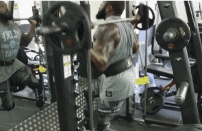 这位浑身肌肉的男人，四岁失去了双腿，却靠惊人毅力获得了冠军