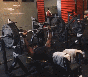 这位浑身肌肉的男人，四岁失去了双腿，却靠惊人毅力获得了冠军