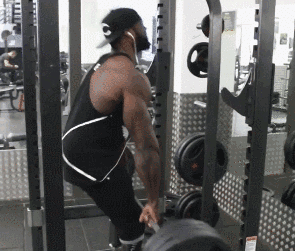 这位浑身肌肉的男人，四岁失去了双腿，却靠惊人毅力获得了冠军