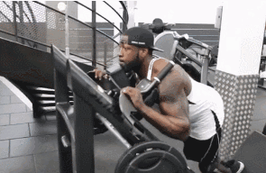 这位浑身肌肉的男人，四岁失去了双腿，却靠惊人毅力获得了冠军