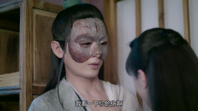 司凤受伤了,璇玑二话不说就上来拉开司凤的衣服要给他上药