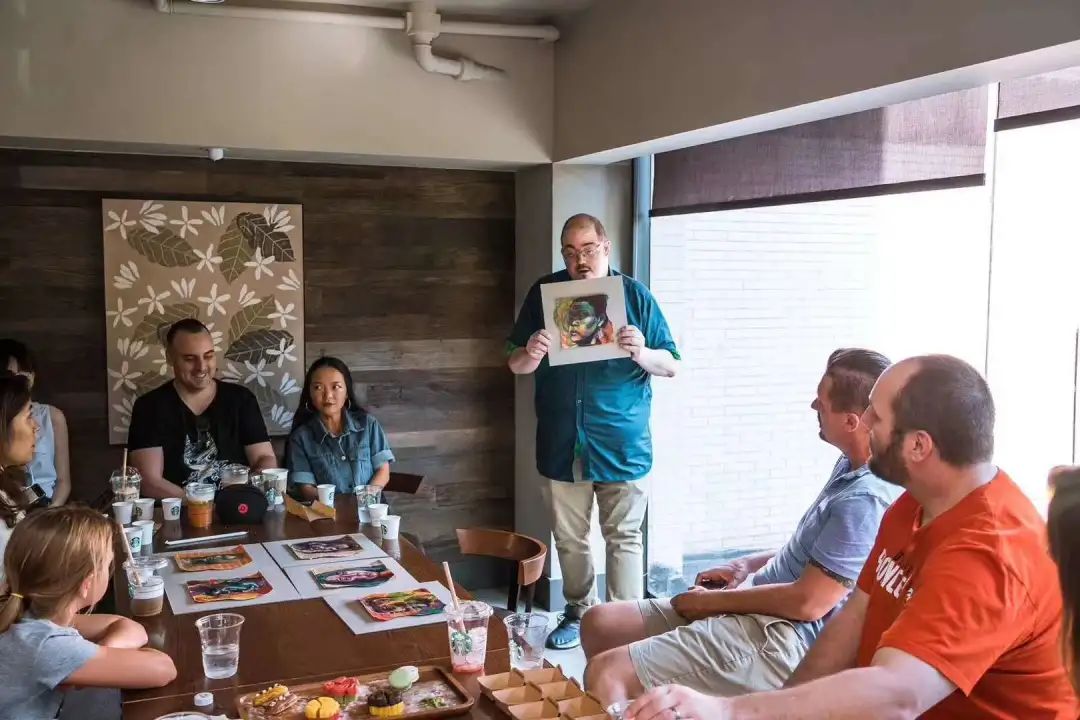 星巴克包装袋上的60幅画,寄托着这位外籍人士的“古北情缘”!