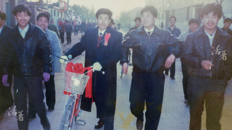 活着：中国婚礼二十年 从自行车到超跑