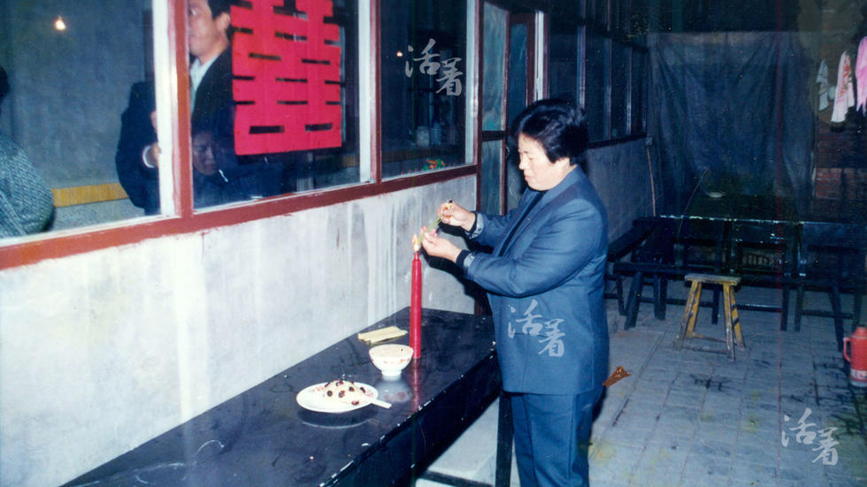 活着：中国婚礼二十年 从自行车到超跑