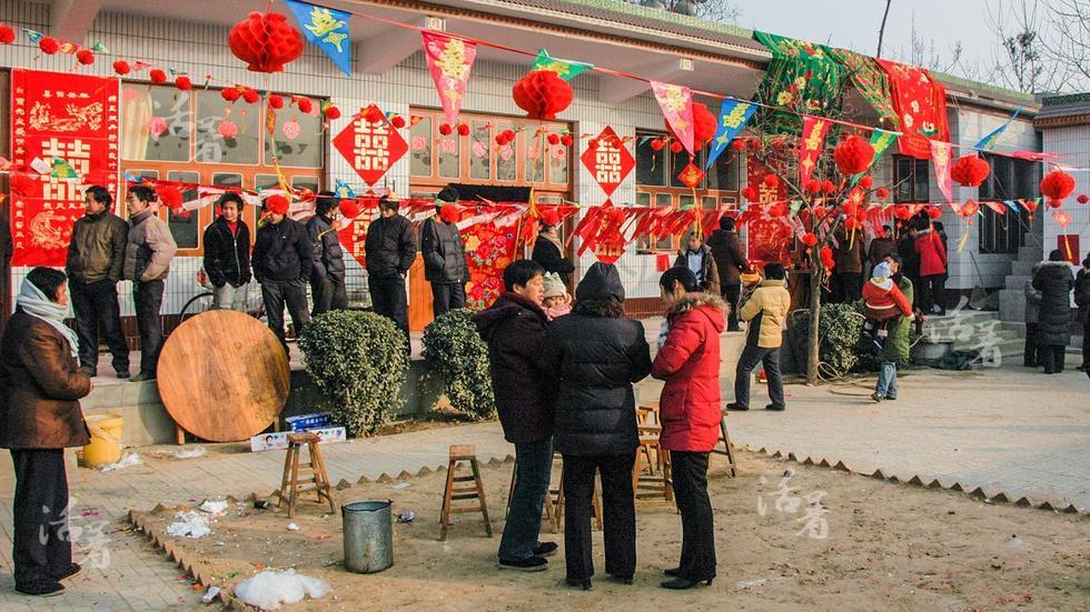 活着：中国婚礼二十年 从自行车到超跑