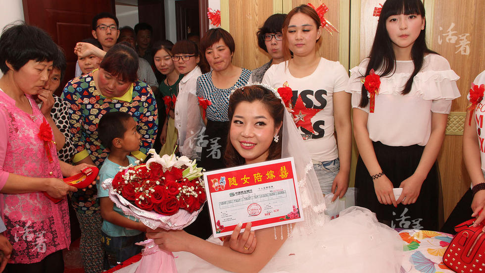 活着：中国婚礼二十年 从自行车到超跑