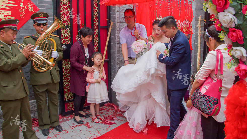 活着：中国婚礼二十年 从自行车到超跑
