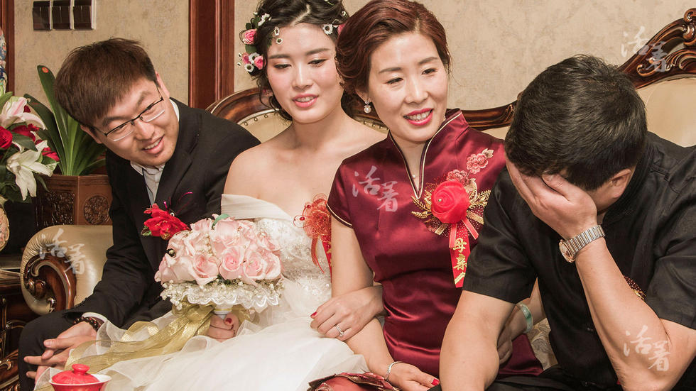 活着：中国婚礼二十年 从自行车到超跑