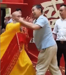 伤愈复出！马保国切磋白须袈裟大师，故意用慢动作，脸上又挨一掌