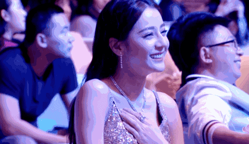 短款修身型短款的修身型吊带裙是比较欧美风的,没有一定颜值还真hold