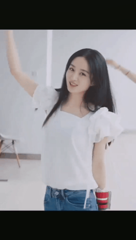 赵丽颖七夕晒跳舞视频宠粉,黑长直造型清纯可人,忘记舞蹈动作秒变小