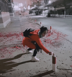 美女放鞭炮,没想到离这么远,鞭炮竟然自己追了过来.