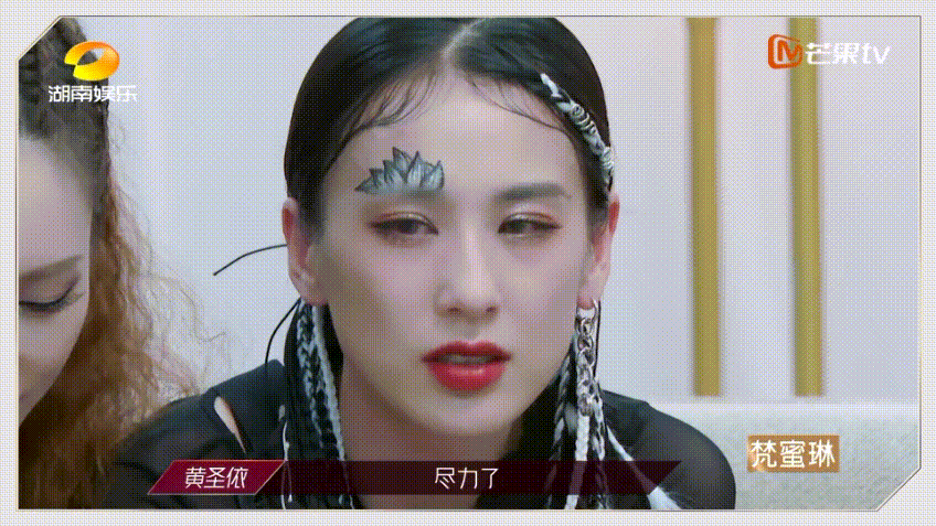 哭不出来就别哭了,一滴眼泪都没流出来 五公结束后,黄圣依被淘汰 她