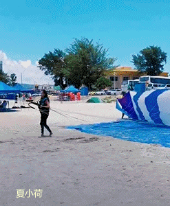 搞笑gif趣图:妹子是正经妹子,可是小金人不正经啊!