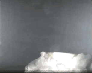 肥皂瞬间融化……啤酒瓶四分五裂……让大家了解一下微波炉的杀伤力