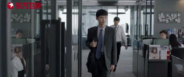 职场的孙弈秋,穿着规整的西装,衬衣的扣子系在最后一颗,领带工工整整