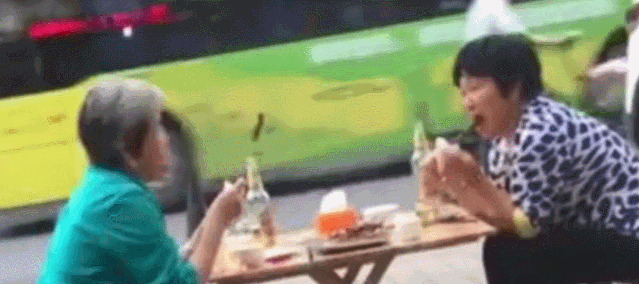 两年没撸串,这样的人生没啥意义了 希望我们老了也可以这样 你白说,还