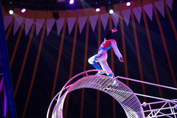 展示翩翩起舞的优雅和脚尖上的艺术舞者间默契的配合优雅与难度于一身