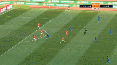 球在广州恒大的禁区前沿晃悠,张琳芃获得了解围机会,而且没有对方太大