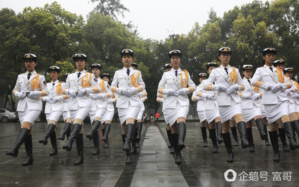 重庆高校女子国旗班 个个身材超好