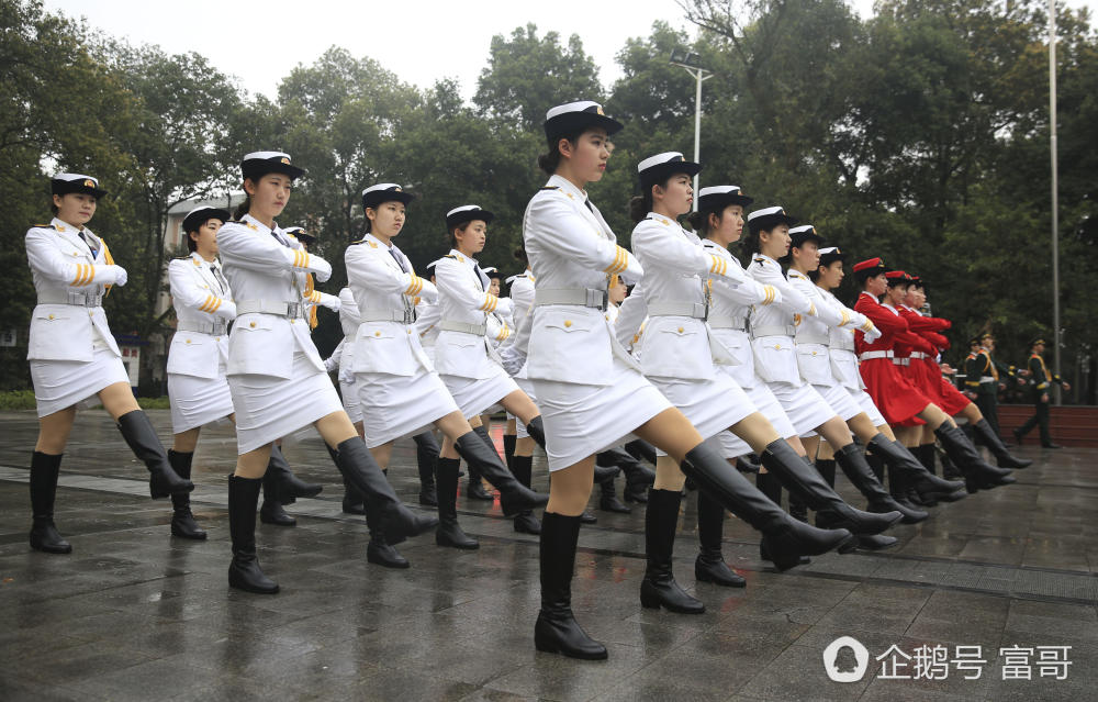 重庆高校女子国旗班个个身材超好