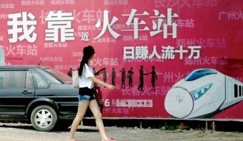 冰箱姐搞笑：新娘被众人弄成这样，新郎笑起来好苦涩