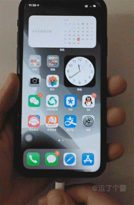 需要先将iphone系统更新到ios14,然后借助快捷指令和时钟app即可完成