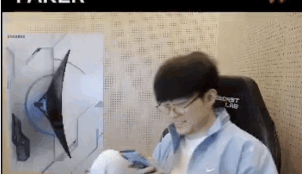 间的粉丝们尽收眼底,然后一张李哥直播抠鼻子的gif图就是这么火起来了