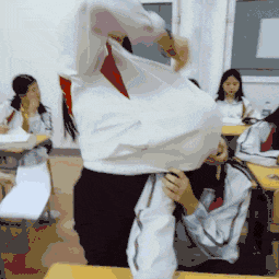 没有男生的班级,就是这么嗨开车门时看一下后方大哥,你是真的淡定!