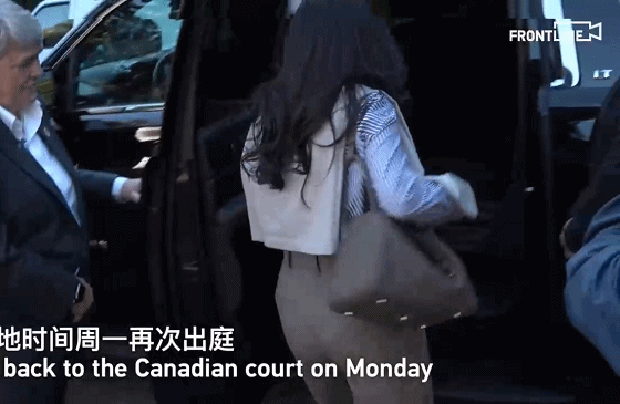 当天她选了一件条纹衬衫,经典的竖条纹设计,衬托出女人身上干练优雅