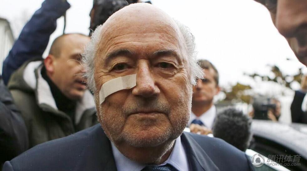 布拉特被禁足后现身 脸部贴创可贴