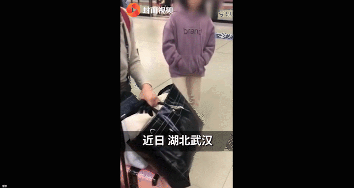 令人发指!因搭错地铁,武汉一女孩当众连踹母亲6脚