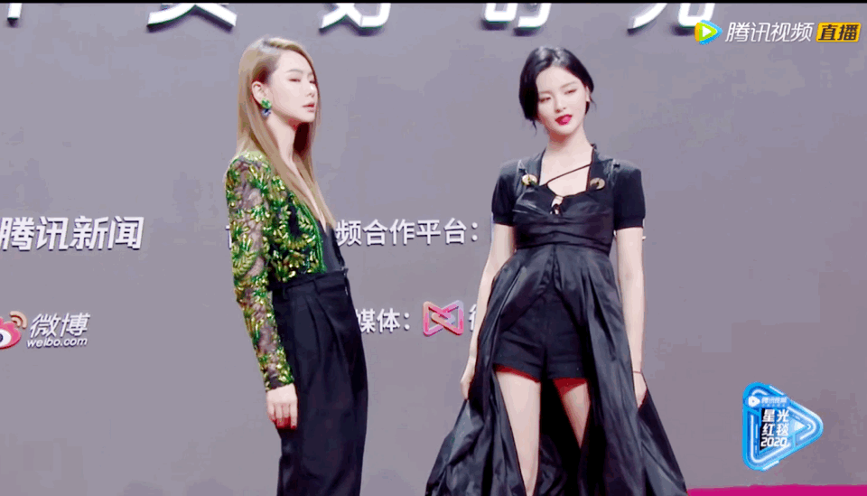 杨超越的成功其实很简单!四个字:人美嘴甜!