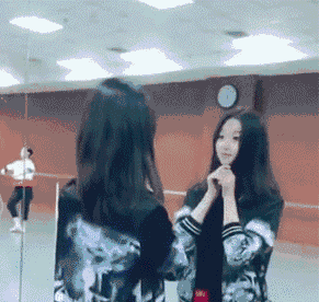 姑娘玩心真重,都忘记自己的穿着了,哈哈你已被拍成了网红知道吗