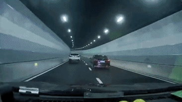 上海一车辆隧道内恶意变道超车遭以牙还牙 两车司机双双被拘留