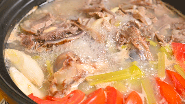 羊肉火锅!汤底熬足12小时,1锅1斤净羊肉!