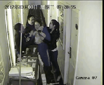 扯头发掐脖子 杭州一酒店大姐被三个醉女人围攻