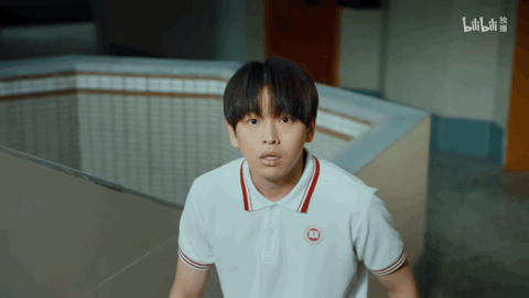 剧中饰演老狗的彭昱畅,好不容易迎来了第一次感情戏,却沦为对方的备胎